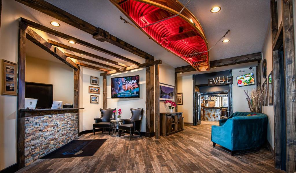 a lobby with a blue couch and a table with chairs at The VUE Boutique Hotel & Boathouse in Wisconsin Dells