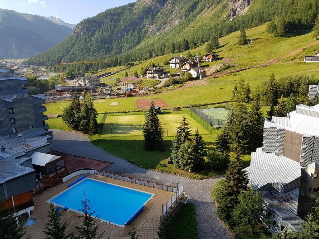 une vue aérienne d'un complexe avec piscine dans l'établissement Le Santel 199, à Val dʼIsère