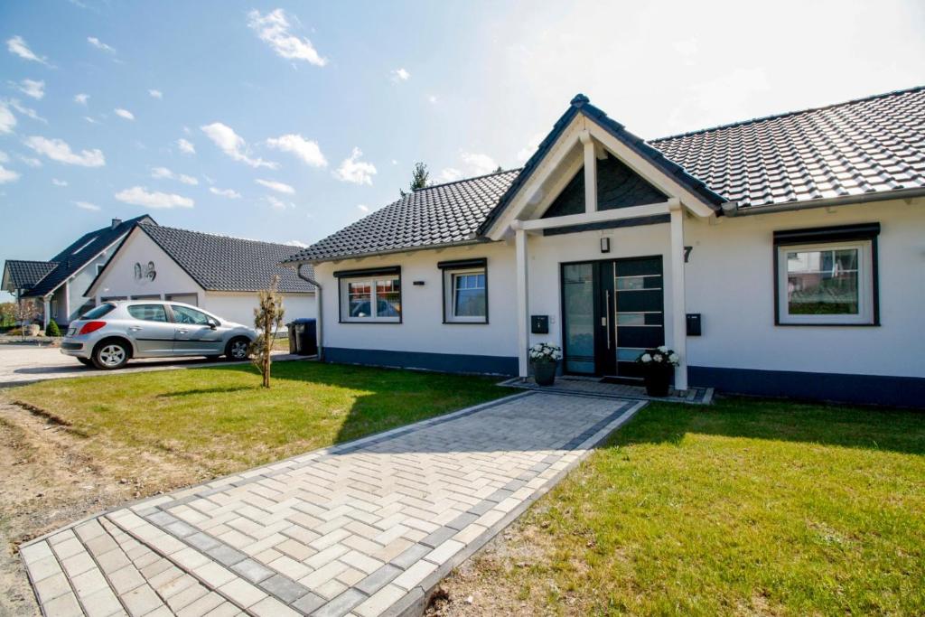 a house with a car parked in front of it at Ferienwohnung Gräfe in Stöckey