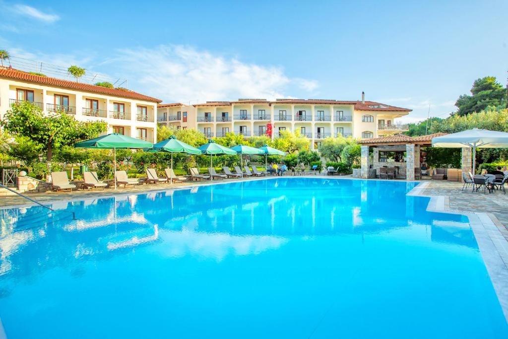une grande piscine en face d'un hôtel dans l'établissement Hotel Europa Olympia, à Olympie