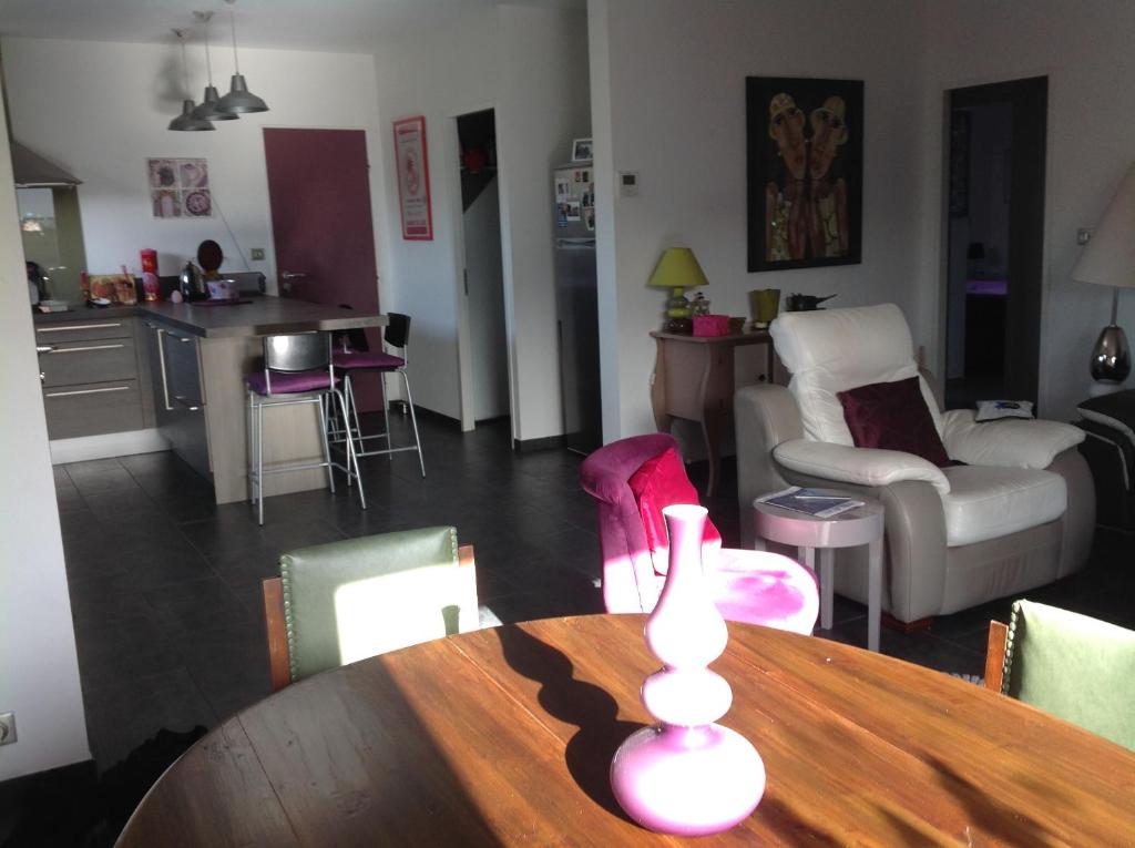 cocina y sala de estar con mesa y sillas en VILLA 800 MÈTRES DE LA PLAGE, en Andernos-les-Bains