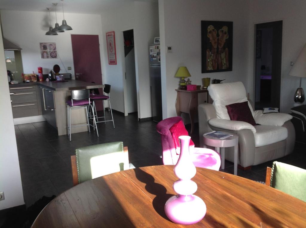 a kitchen and living room with a table and chairs at VILLA 800 MÈTRES DE LA PLAGE in Andernos-les-Bains