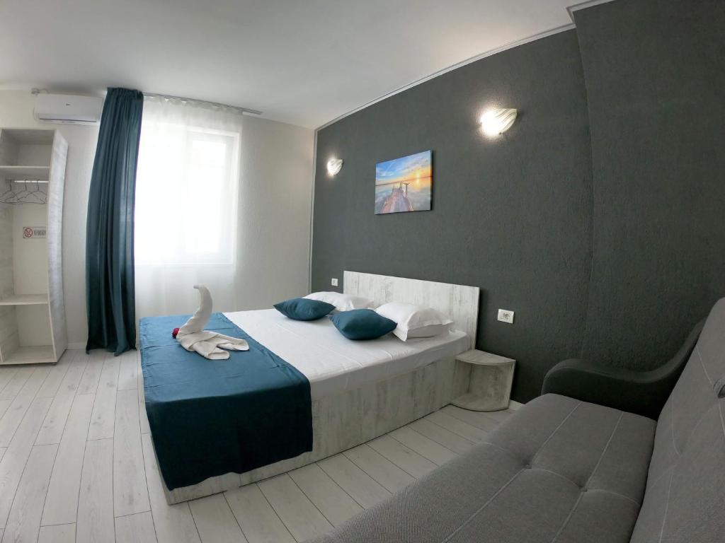 um quarto com uma cama com um bicho de peluche em ENKI em Eforie Nord