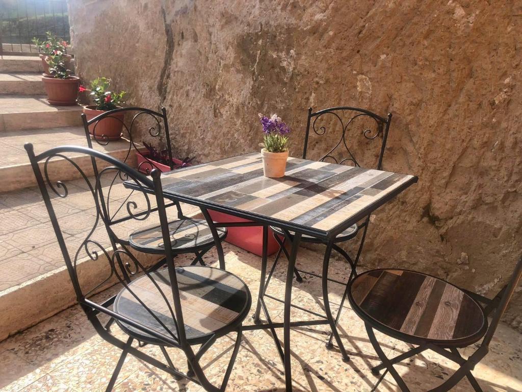 einen Tisch und Stühle auf einer Terrasse in der Unterkunft La Casa del Villanu in Pitigliano