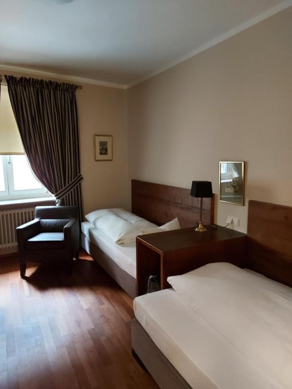 Postel nebo postele na pokoji v ubytování Hotel Kaiserhof am Dom