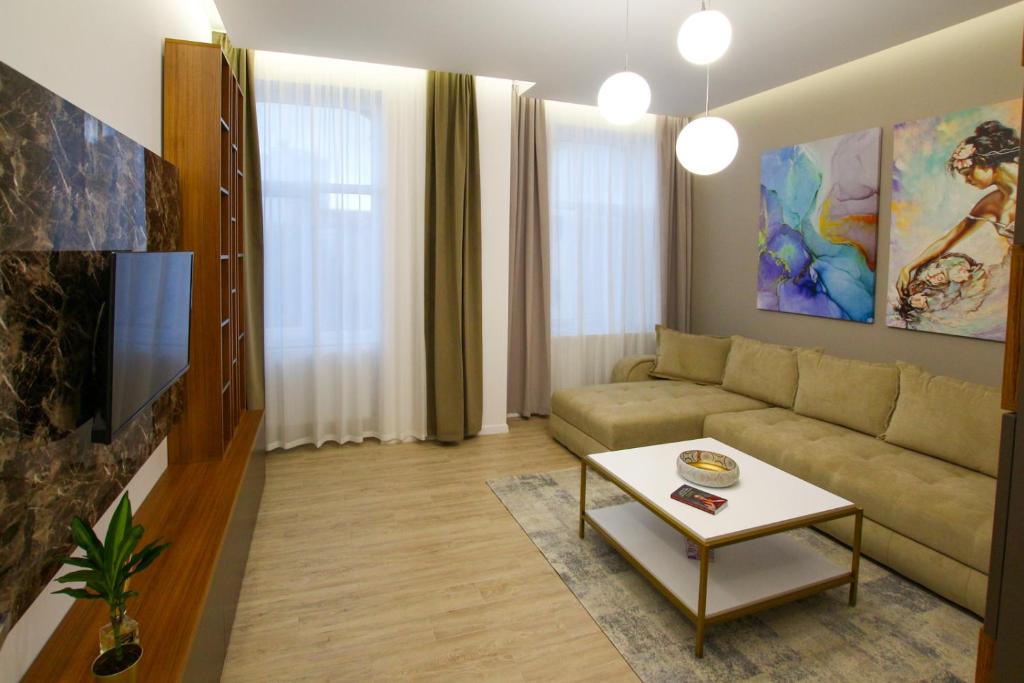 a living room with a couch and a table at MIANELLY CENTER 3 in Constanţa