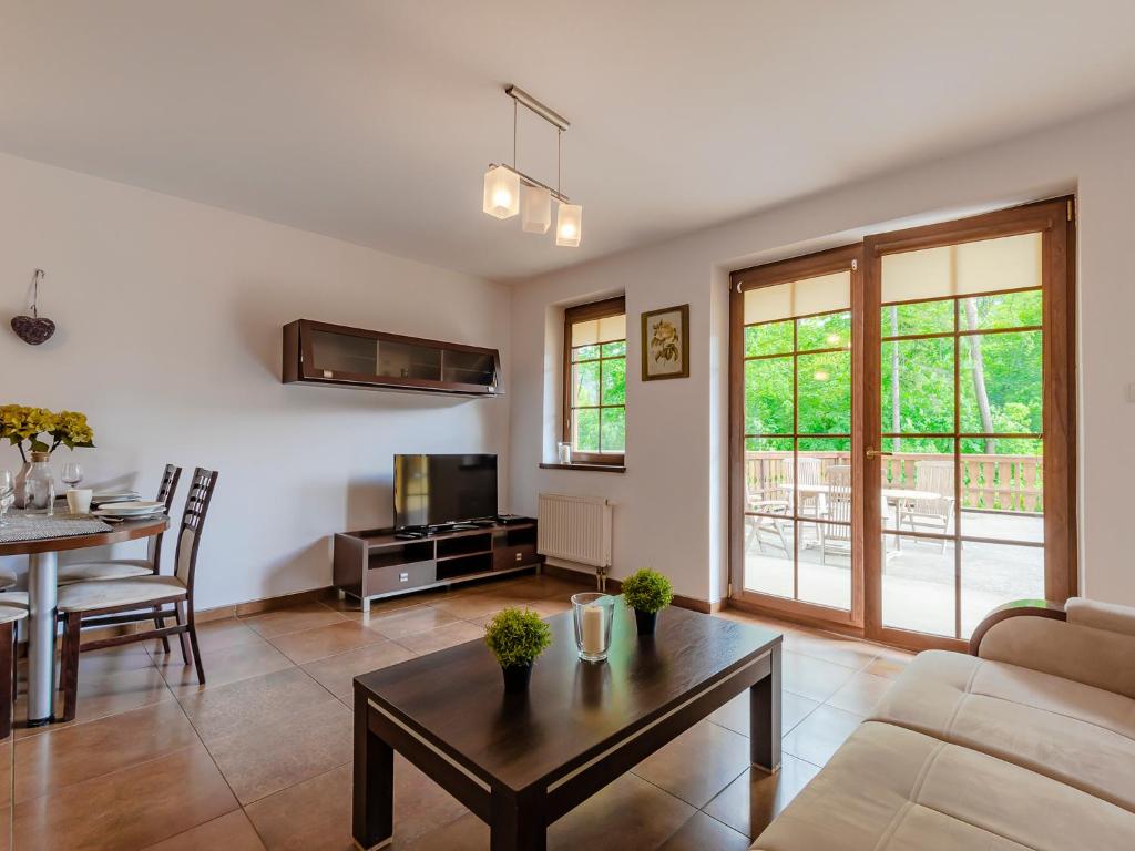 Televízia a/alebo spoločenská miestnosť v ubytovaní VacationClub - Nadrzeczna 2B Apartament 4