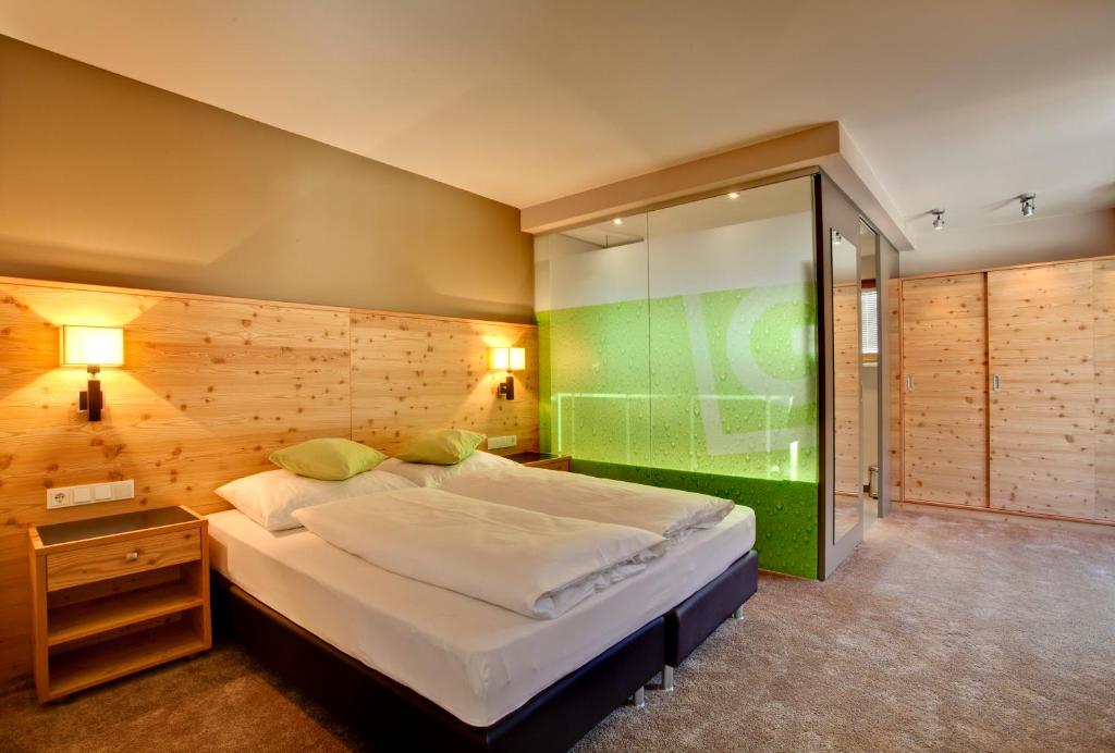 Postel nebo postele na pokoji v ubytování Hotel Bäckelar Wirt Superior