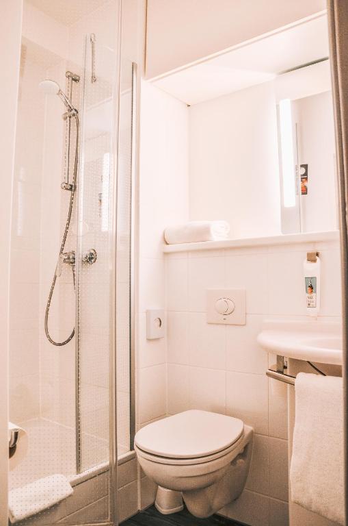 Um banheiro em ibis Hotel Frankfurt Airport