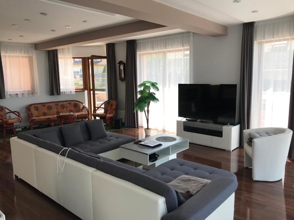 TV a/nebo společenská místnost v ubytování Royal Villa Keszthely