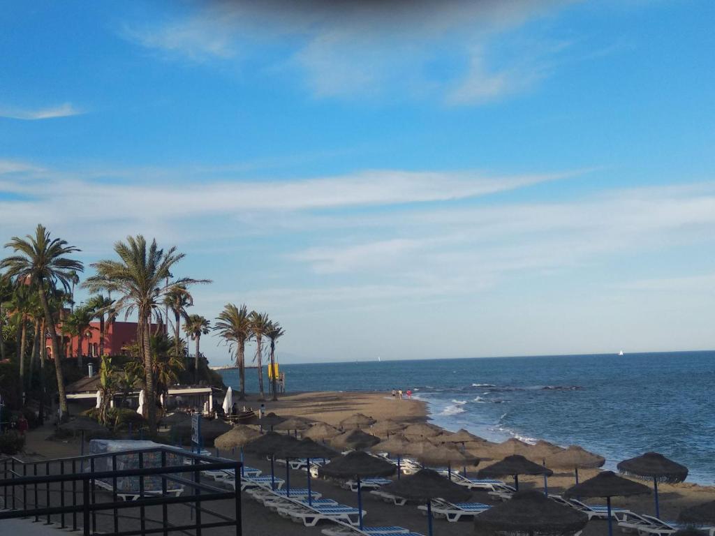 Apartamento con piscina y terraza junto a la playa ...