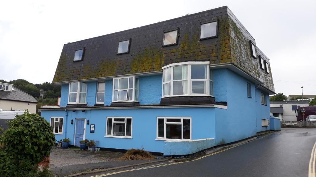 uma casa azul com um telhado preto em Blue Room Hostel Newquay em Newquay