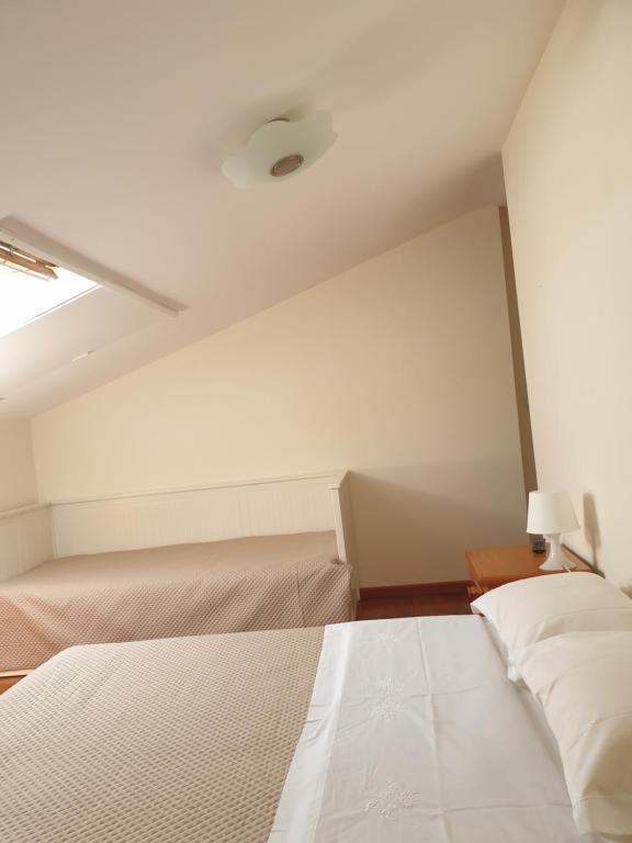 Postel nebo postele na pokoji v ubytování hostel do Ermal