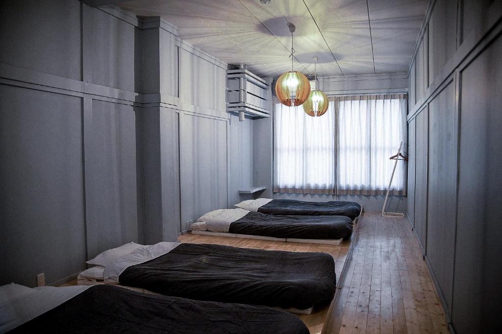 3 bedden staan in een kamer bij Otaru - House - Vacation STAY 83673 in Otaru