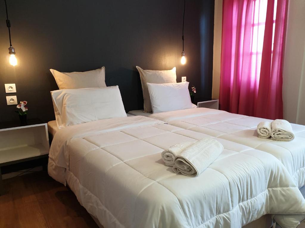 Postel nebo postele na pokoji v ubytování Aigaion Guesthouse