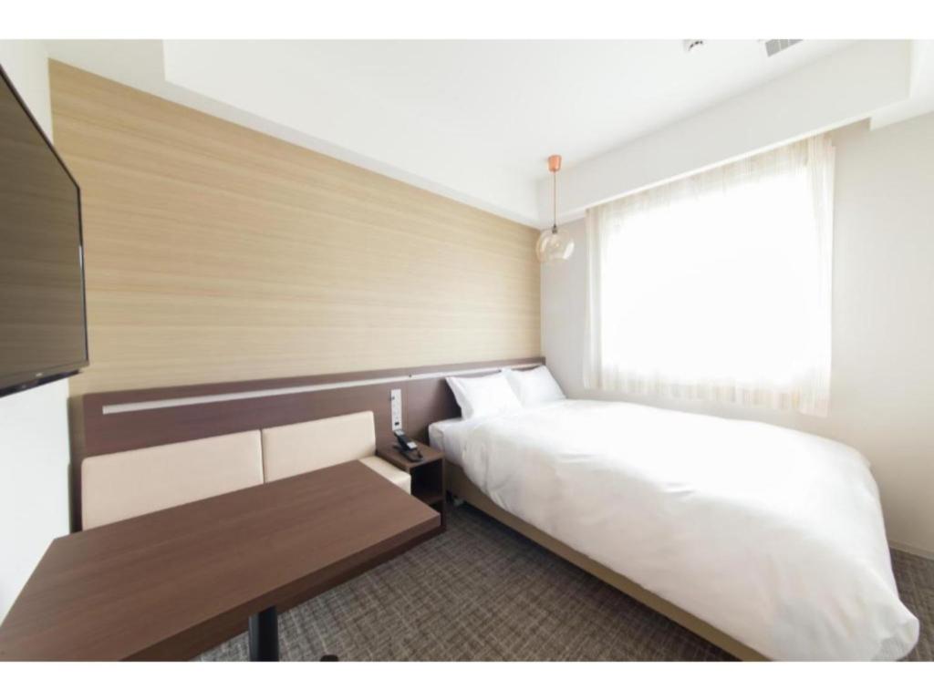 京都市にあるHotel IL Verde Kyoto - Vacation STAY 83508のベッドとテレビが備わるホテルルームです。