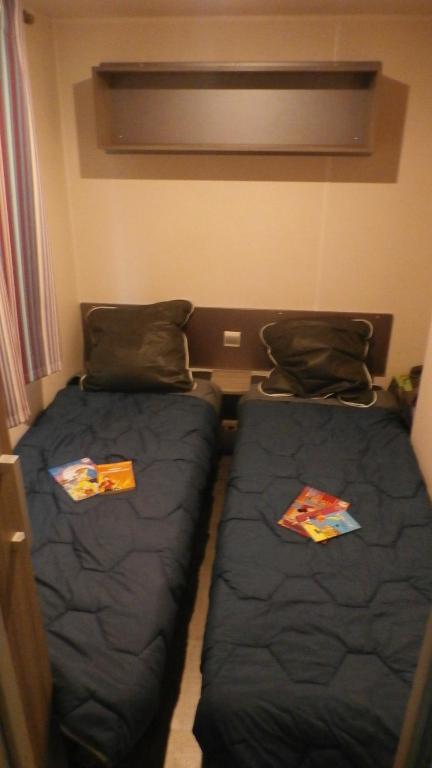 Postel nebo postele na pokoji v ubytování Mobilhome dans Camping les Sables d'or