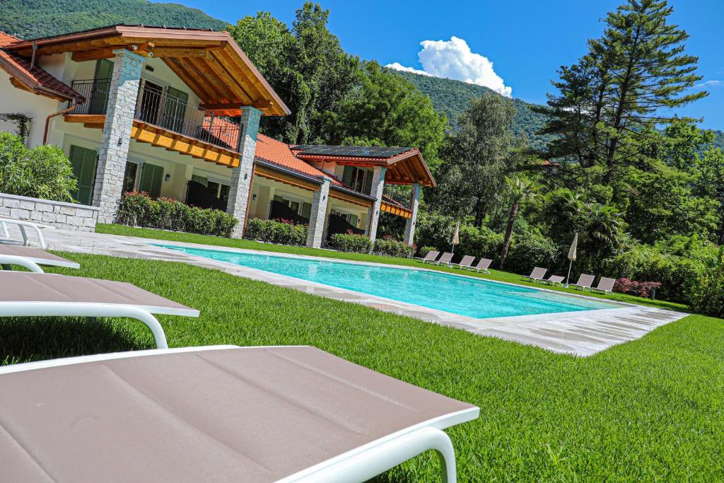 una piscina en el patio de una casa en House & Pool, en Mergozzo