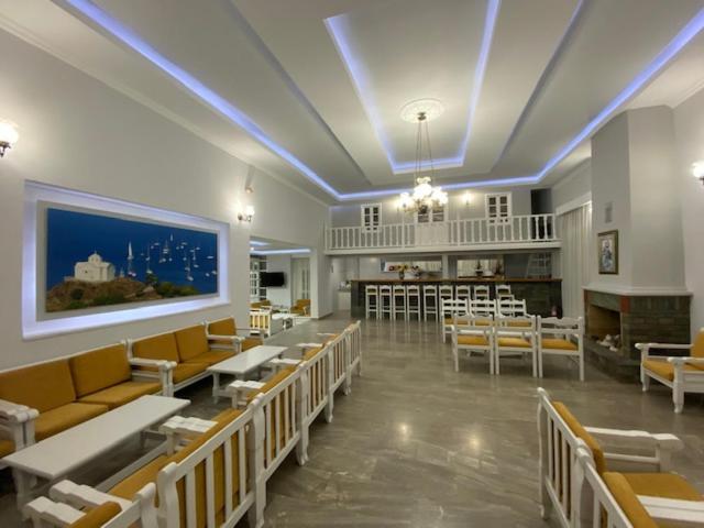 Ifestos Hotel tesisinde bir oturma alanı
