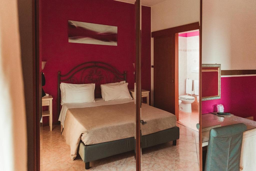 Llit o llits en una habitació de Hotel Benacus