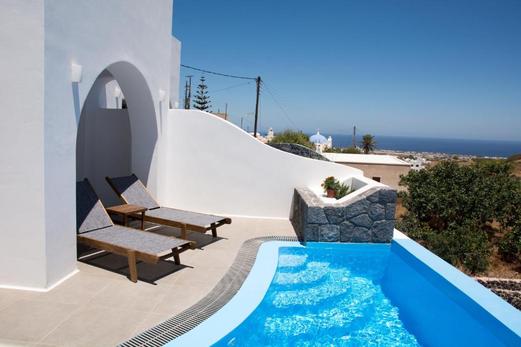 Bazén v ubytování Amphitrite Suites Santorini nebo v jeho okolí