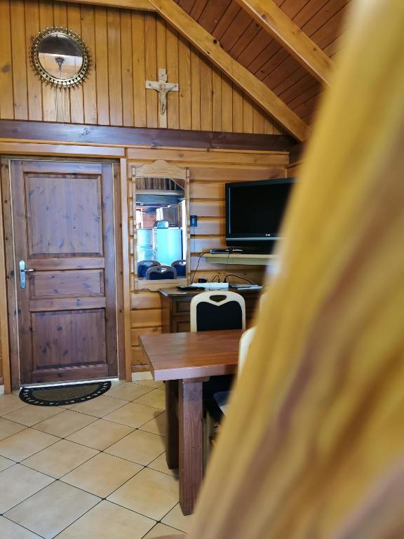 Televízia a/alebo spoločenská miestnosť v ubytovaní Agroturystyka w ogrodach
