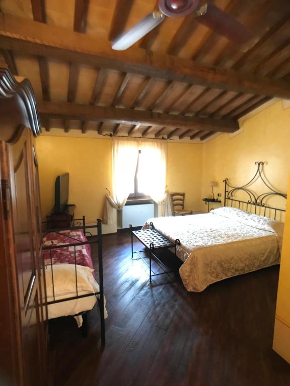Un dormitorio con una cama grande y una ventana en camere della vecchia posta, en Trevi