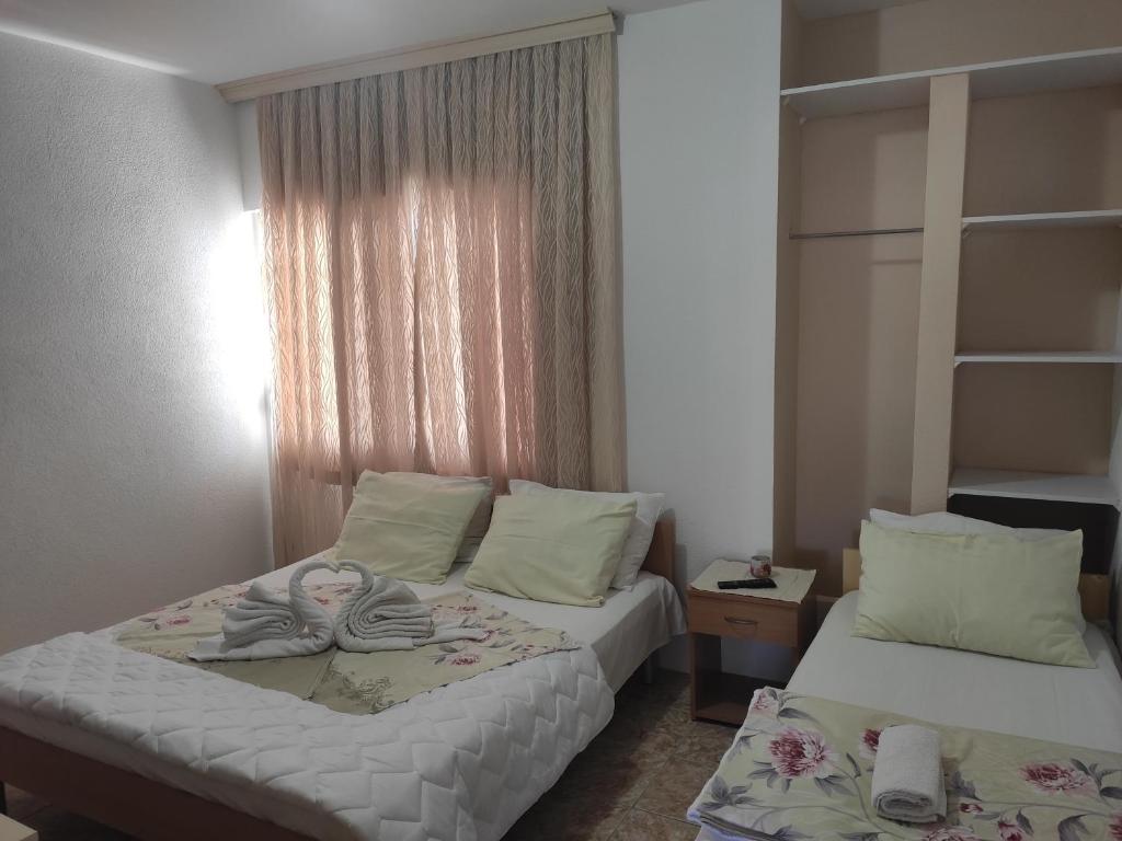 Postel nebo postele na pokoji v ubytování Robi Apartments