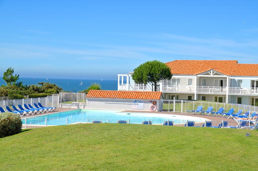 Poolen vid eller i närheten av Appartements front de Mer SABLES D'OLONNE