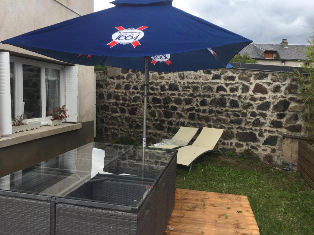 Saint-DiéryにあるUn bol d’air à la campagneの青い傘