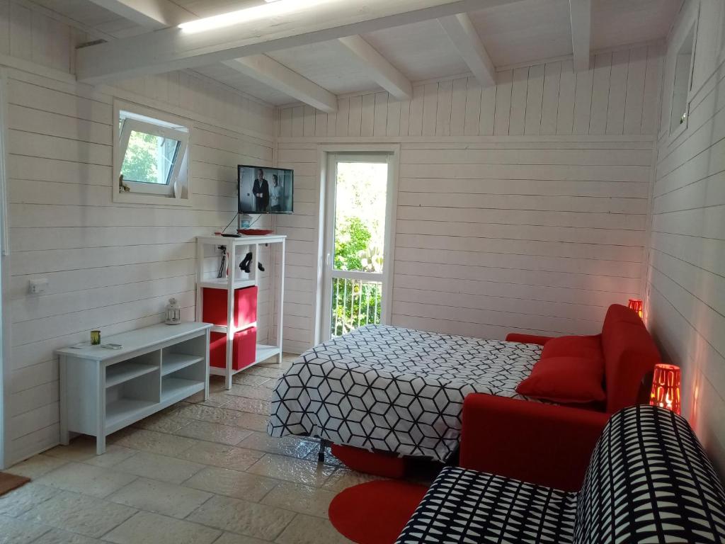 1 dormitorio con 1 cama y 1 sofá en una habitación en Casa Vacanze Irmino Garden, en Ragusa