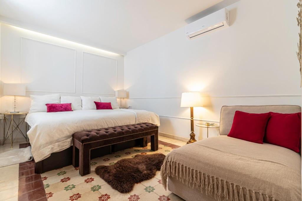 pokój hotelowy z 2 łóżkami i kanapą w obiekcie Casa Palacio MoMa - Centro - Parking opcional w mieście Jerez de la Frontera