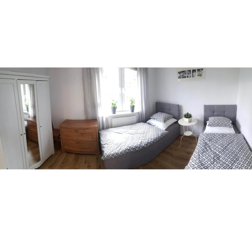 ein Wohnzimmer mit 2 Betten und einem Sofa in der Unterkunft Apartament Bursztynowy Jantar 2 pokojowy in Jantar
