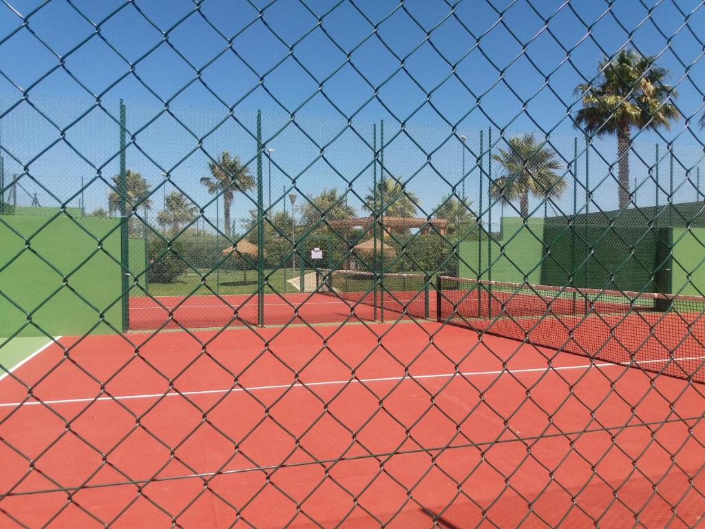 Tenis alebo squash v ubytovaní Isla Canela 230 alebo jeho okolí