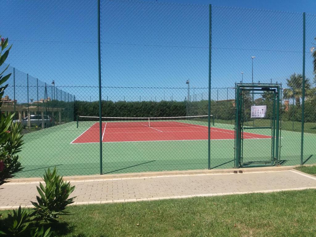 Tenis alebo squash v ubytovaní Isla Canela 230 alebo jeho okolí