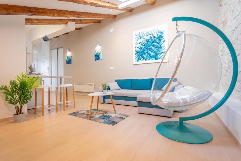 a living room with a swing in the middle at Fran Center Apartments (Square) in Pula