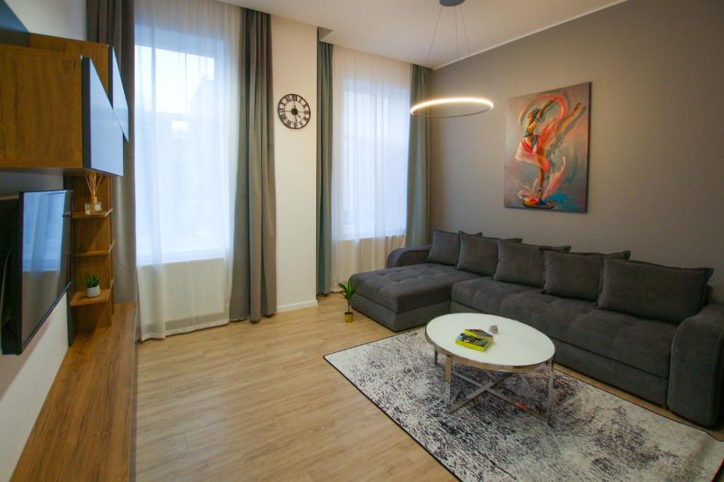een woonkamer met een bank en een tafel bij MIANELLY CENTER 1 in Constanţa