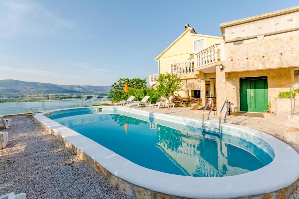 Bazén v ubytovaní Charming apartment with private pool in Mastrinka - 98 sqm alebo v jeho blízkosti