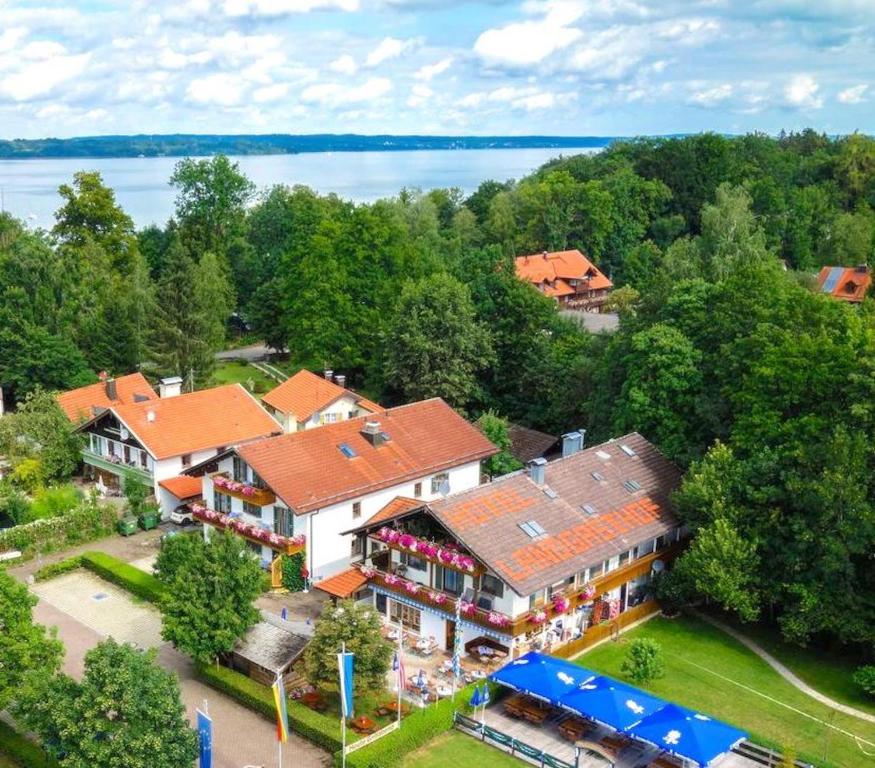 eine Luftansicht eines Resorts mit See in der Unterkunft Hotel Landgasthof Schöntag in Münsing