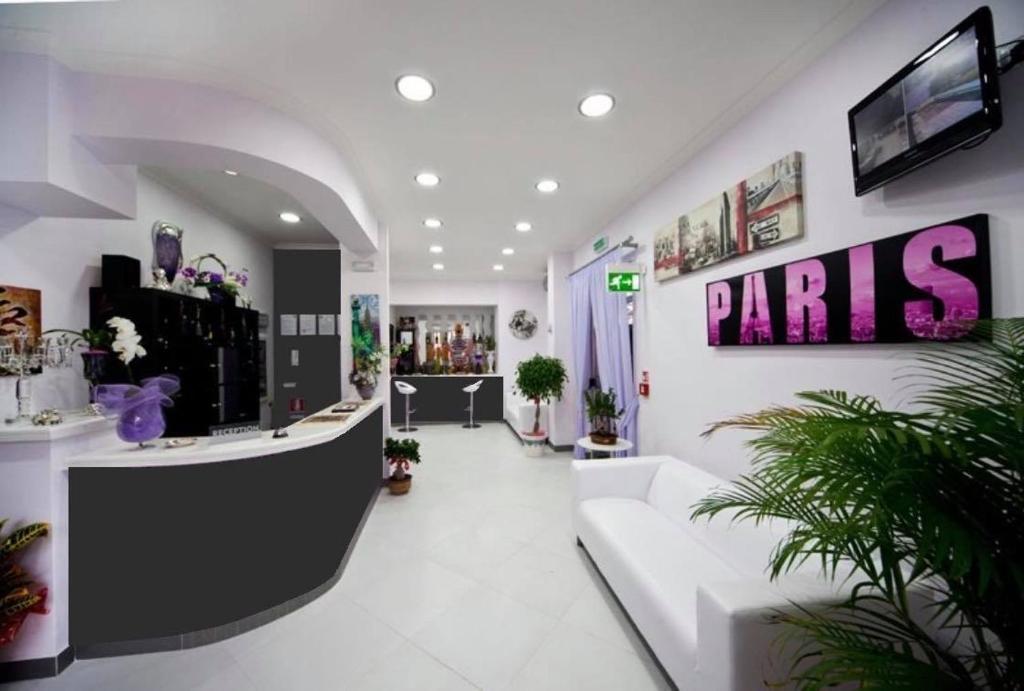una tienda paris con un vestíbulo blanco con una farmacia en Hotel Glamour, en Qualiano