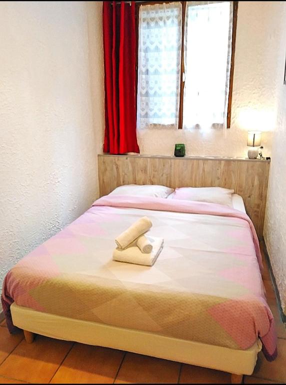 a bed with two towels on it in a bedroom at Appartement T1 quartier château de Pau in Pau