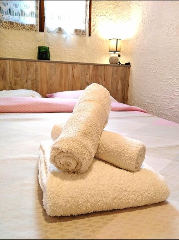 a towel laying on top of a bed at Appartement T1 quartier château de Pau in Pau