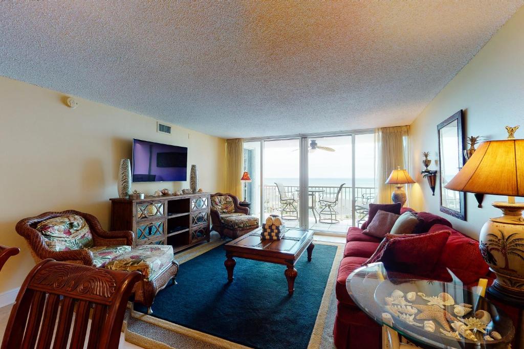 uma sala de estar com um sofá e uma mesa em Shoreline Towers 3094 em Destin