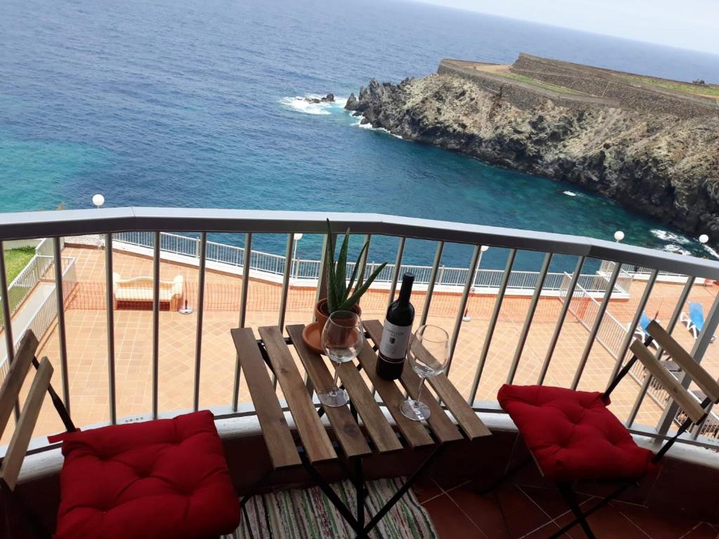 balcone con tavolo, 2 sedie e vista sull'oceano di Studio at Playa San Marcos 20 m away from the beach with sea view shared pool and furnished terrace a Icod de los Vinos