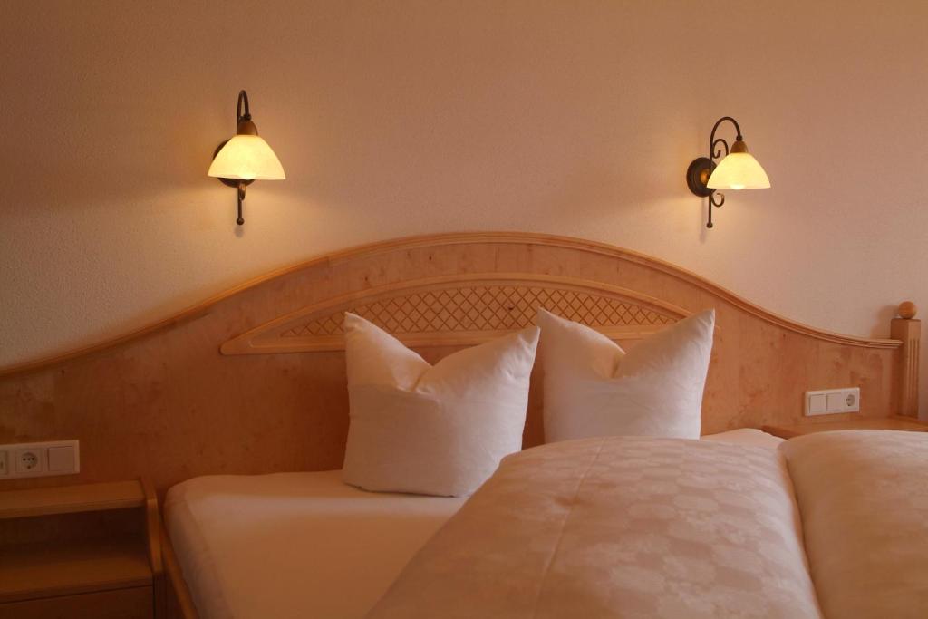 Postel nebo postele na pokoji v ubytování Hotel-Garni Weidacherhof