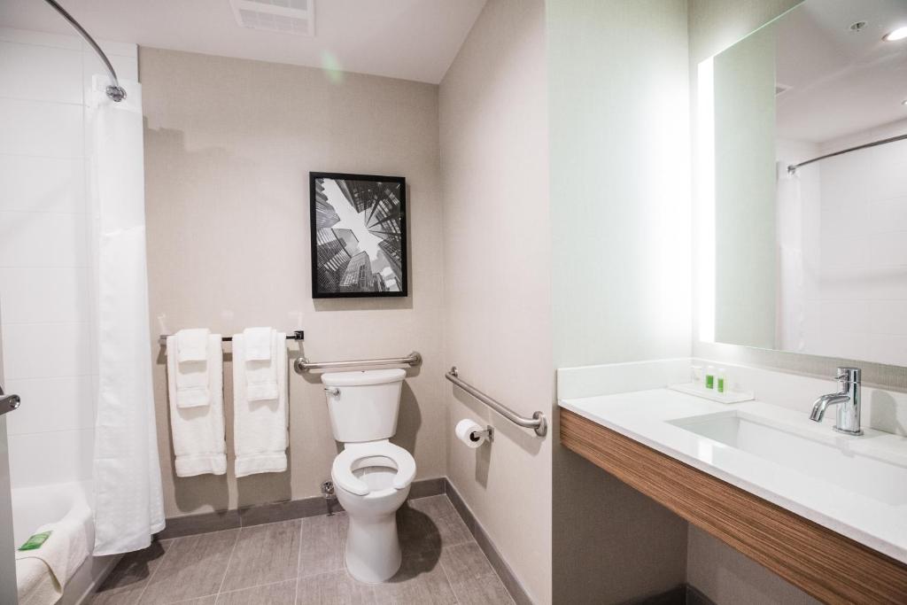 Holiday Inn Hotel & Suites Calgary South - Conference Ctr by IHG - Resim 14