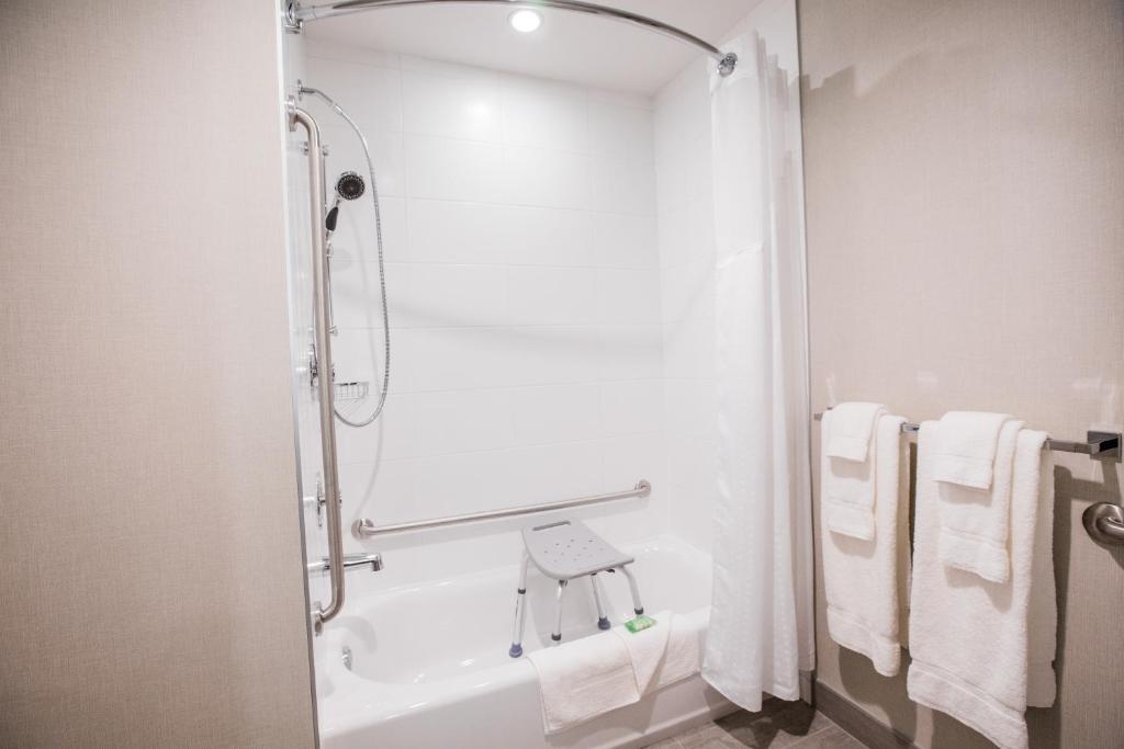 Holiday Inn Hotel & Suites Calgary South - Conference Ctr by IHG - Resim 13