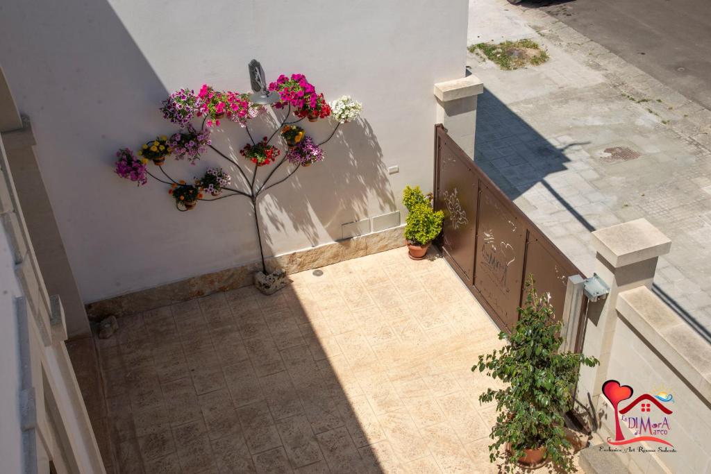 A garden outside La DIMorA di Marco - Exclusive Art Rooms Salento