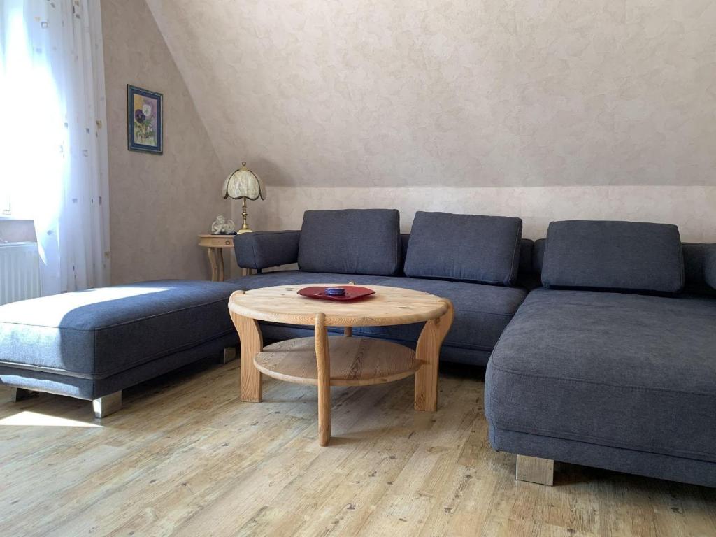 uma sala de estar com um sofá e uma mesa em Haus-Wiwibarg-OG em Dahme
