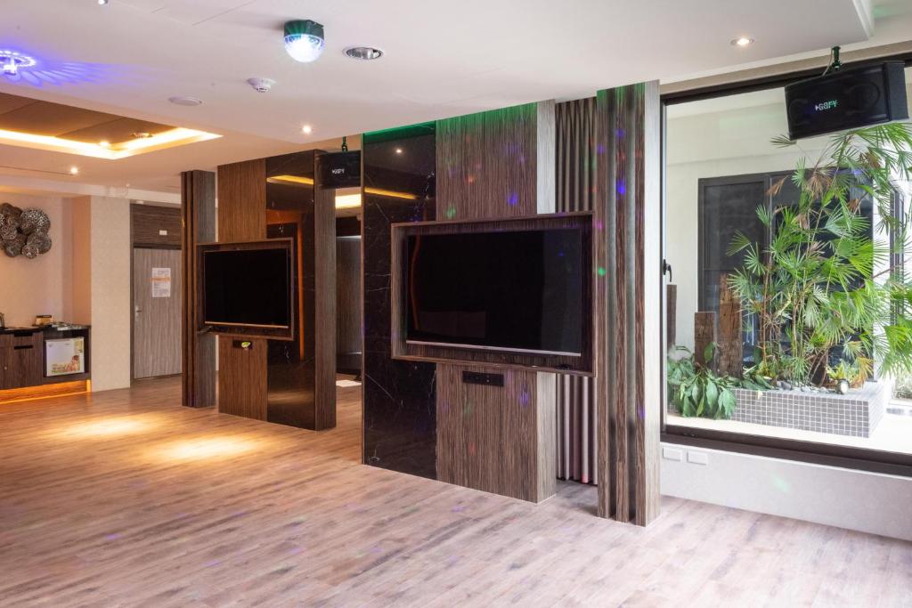 TV a/nebo společenská místnost v ubytování 覓玥精品時尚旅館 Mi Yue Boutique Motel